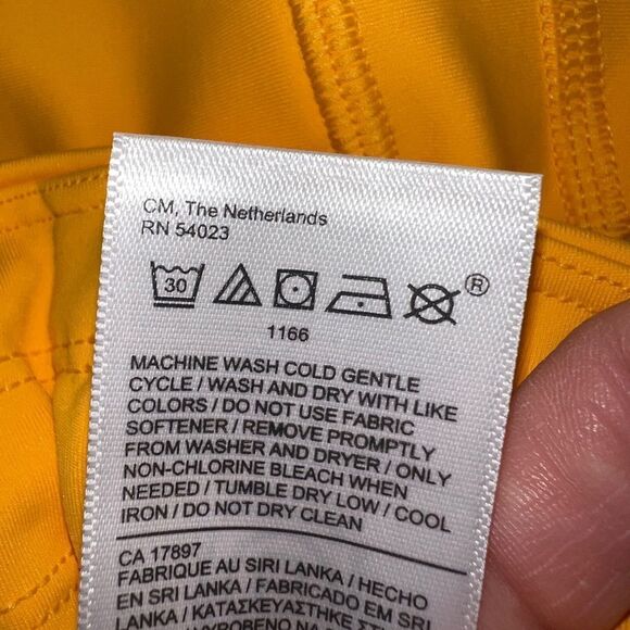 Athleta Ultimate Stash II Capri Radiant Sunrise Yellow Workout Medium NWOT - Picture 7 of 7
